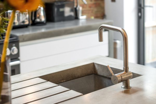 concrete worktop with integrated drainer grooves